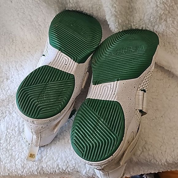 White and green nikes - Picture 7 of 8